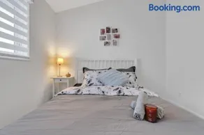 ModernOasis with AC&MovieRoom close to Downtown15' Banff 60' - Image 4
