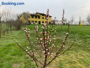 Sangiligio Countryside Villa, Private Rooms w Kitchen, Bath, Private Entrance, Crema - Image 1