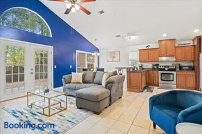 Downtown Savannah - No Stairs, King Bed & Spacious Yard - Image 1