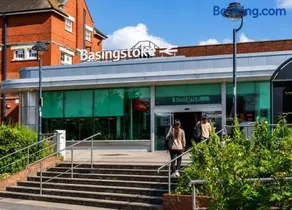 Stylish 1 bed apartment centrally located with Free parking - Image 3