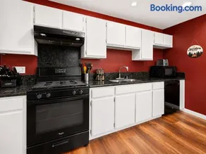 Golden Bear - Comfy cabin, short drive to the lake! Ping Pong and Pool Table! Darts and Air Hockey! - Image 1