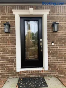 Renovated 3bedroom 2.5bath 2 story house w/ garage - Image 1