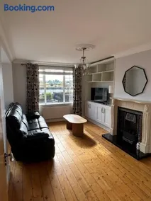 6 bed, 4 bath house in Brickens - Image 2