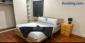 Pascoe Peak Cottage -Stay Near Shops and transport - Image 1