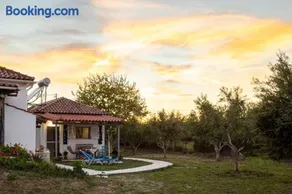 Petalidi Sunny Home One - Charming Garden Nest - Image 1