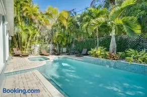 1 Min Walk to Beach and Private Heated Pool and Spa - Image 1
