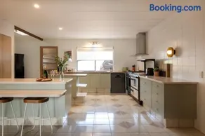 Tranquil mountain escape with bushland views - Image 5