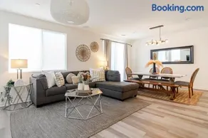 Renovated 4BR Home Near The BLVD & AV Hospital - Image 1