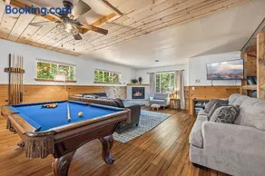Blue Bear Lodge-By the river, pool table, open concept - Image 1