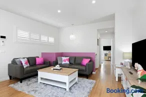 Kismet 3 bedroom luxury townhouse secure back yard walk to the beach and shops Family friendly Double garage parking WIFI - Image 2
