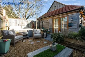 Countryside Barn with Hot Tub in New Forest - Image 1