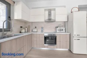 Villa Chriselia - 3 Bedrooms With Sea Access - Image 2