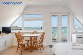 The Hamptons - Entire Seafront Property with Stunning Sunsets - Image 1