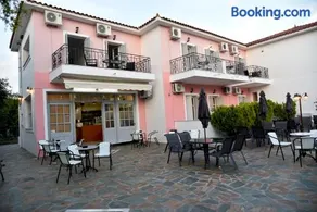 Anaxos Bay Rooms & Apartments - Image 1