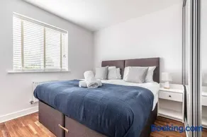 STYLISH 4 BED 2 BATH & PARKING - PINEWOOD HEATHROW - By Tempstay - Image 4