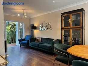 Luxury Oriental Home with Exotic Garden & Free Parking - Image 3