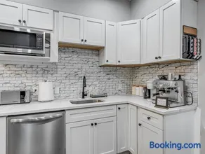 Upscale Home near Downtown Cle, R&R HoF, Beach, Arena - Image 4