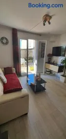 appartement bien équipé 2 chambres lit 2 place dans chaque chambre plus canapé lit 2 place, 5 personnes, terrasse bien équipé, planchas, parking gratuit sur place, a proximité de tout commerce et de cure thermal, Cadarache ,Forcalquier, gorge du verdon - Image 2