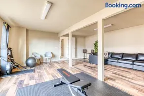 Modern mountain & river-view house with balcony deck gym and WiFi - Image 4