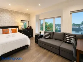 Bright View Home near YVR & Parking - Image 3