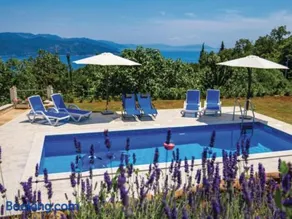 Apartment Rea with Pool - Image 2