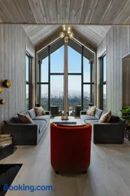 Elegant Hornindal Lodge with Breathtaking Scenery - Image 2