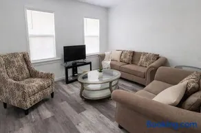 Cozy 2BR Home Near Toledo Hospital - Image 2