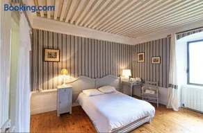 Manoir majestueux à Satillieu avec piscine privée - Image 2