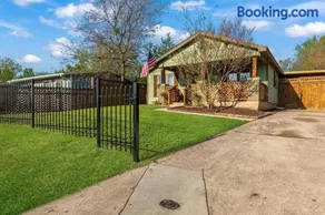 Stockyards 5 mins!-New!-Sleeps 8. Cowboy Bungalow - Image 3