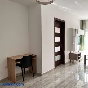 F5 Room 3, Private Room two single beds shared bathroom in shared Flat - Image 3
