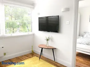 Spacious Tourist and Family Friendly 3-Bed 2-Bath, Trendy Fitzrovia W1 by Oxford Street Sleeps 6 - Image 4