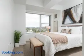 High Rise Retreat w City Skyline Views Shared Gym - Image 2