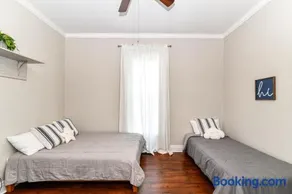 Cheerful 2-Bedroom Cottage in Downtown Noblesville - Image 3