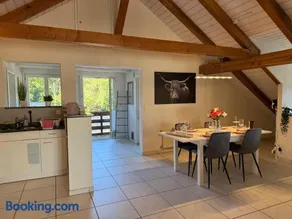 Schöne Dachwohnung möbliert und mit Parkmöglichkeiten - Image 2