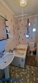 Private Retreat with Garden & Shared Living Areas - Image 2