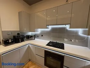 Hi spec Victorian apartment with Rooftop Hot tub - Image 4