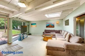 Walk to the Beach! Spacious 6BR La Jolla Home - Image 3