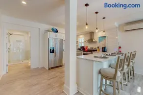 Dog-friendly, 8 minutes to beach with shared pool, covered patio, & big backyard - Image 5
