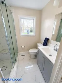 Cozy Private Queen Room 1 with Desk TV and WiFi near Yale - Image 2