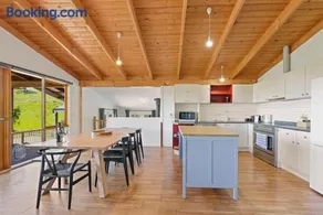 Mansfield Hideaway - Sleeps 10 - Image 4