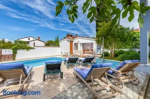 Nature & Sea Holiday Home with Pool - Image 4