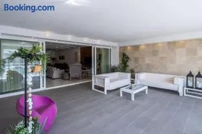 Stunning Luxury 3 Bedroom Apartment - Image 4