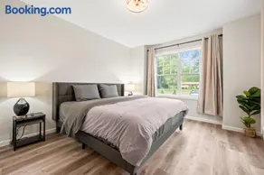 Huge 10BR Family Stay, Sleeps 20 in Bloomfield, CT - Image 2