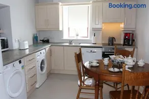 Coaches Corner - Modern Suite - Sleeps 3 - Flexible Beds - Parking - Near Town - Image 3