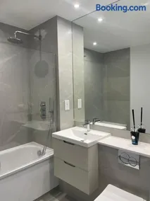 Barnet Luxe 2 Bedroom Penthouse - Image 2