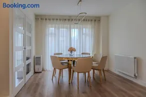 6BR-Sleeps 13-Contractor-Garden-WiFi-Parking - Image 4