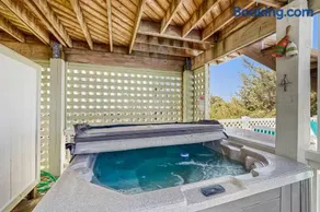 Large beachside house with ocean view, W/D, private hot tub & central AC - Image 4