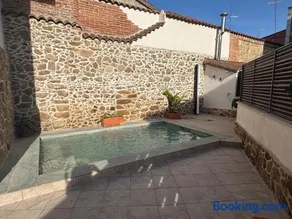 La Casina Casa rural con piscina privada y patio cerca de Gredos - Image 1