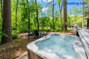 Cute Riverside Cabin w Hot Tub Fire Pit & Kayaks - Image 3