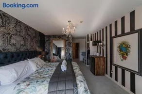 Room with Lake and Mountain Views - Tekapo - Image 2